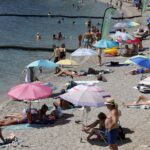 Côte d&rsquo;Azur : les touristes persistent malgré incendies et canicule cet été.
