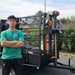 Un adolescent crée une entreprise d’entretien des espaces verts après un cadeau inattendu.