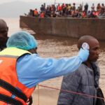 Ebola : des équipes médicales inspectent des bateaux à Kinshasa pour éviter une épidémie.