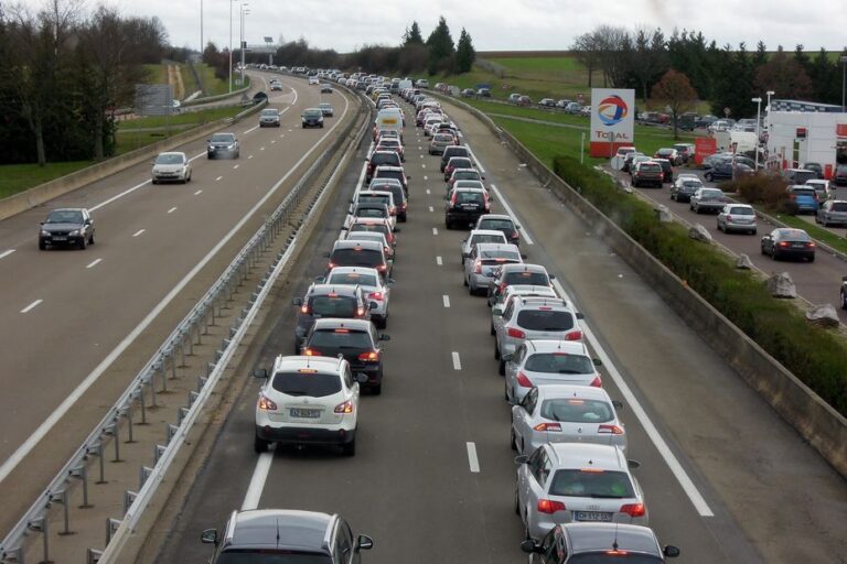 Bouchons de 4 km sur l’A6 après un incendie de voiture, 17 pompiers mobilisés.