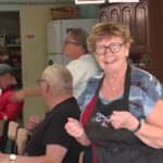 Régine, 76 ans, nourrit ses vendangeurs quatre fois par jour en France.