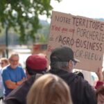 Pollution et tourisme menacé : 300 personnes manifestent contre une porcherie près du lac de Vassivière