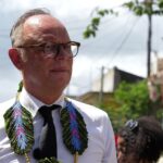 Édouard Philippe arbore le costume traditionnel lors de son déplacement à Mayotte pour la présidentielle