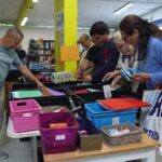 Emmaüs Savoie propose des fournitures scolaires à bas prix pour réduire les dépenses familiales.