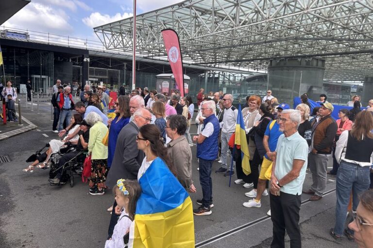 Ukraine : quatre ans de guerre célébrés par une solidarité renforcée malgré des pertes humaines.