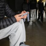 Interdiction des téléphones portables au lycée : le syndicat SE-UNSA juge cela « totalement impossible »