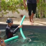 À Marseille, l’association Eau-Rizon permet aux particuliers d’ouvrir leur piscine pour apprendre à nager.