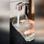 Pourquoi l’eau du robinet est chaude en France : explications et enjeux sanitaires.