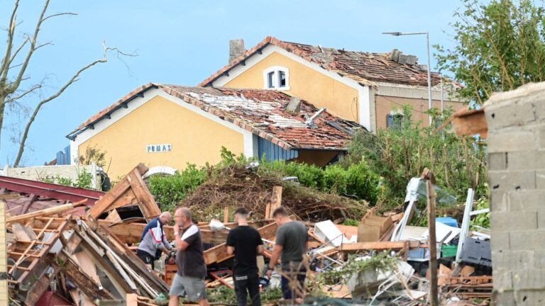 Tornade à Pomas : destruction de la moitié du village et dommages à une centaine d’habitations.
