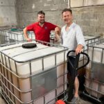 Des travailleurs collectent l&rsquo;urine pour en faire un engrais agricole durable.
