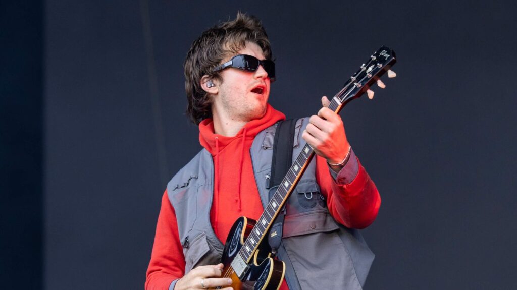 Djo, musicien et acteur français, se produit à Rock en Seine 2026 avec des influences nostalgiques.