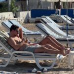Interdiction des transats sur une plage privée en raison du recul du trait de côte.