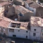 Tornade dévaste le village de Pomas, le maire exprime son choc et son désespoir.