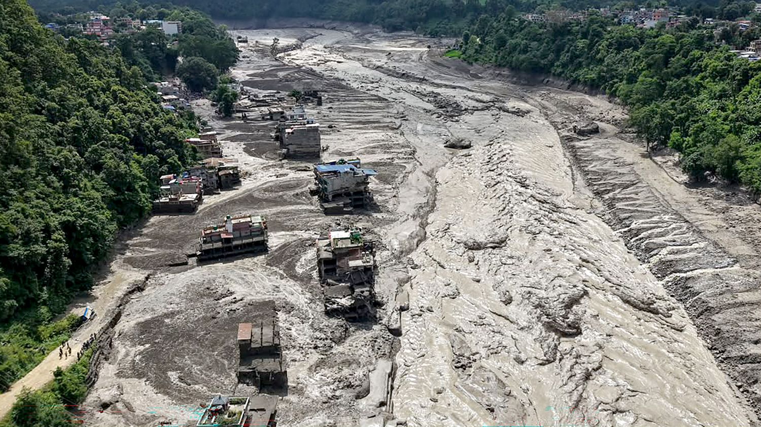 Inondations massives dans le nord du Népal : au moins huit morts et 384 disparus.