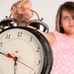 Études mondiales révèlent que le lever tôt nuit à la santé des adolescents.