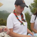 Des scouts surveillent les petites fumées blanches dans les Calanques pour prévenir les incendies.