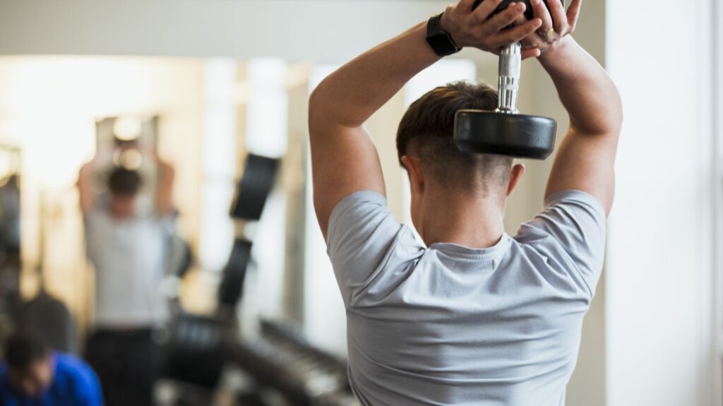 Des adolescents français s’engagent à fréquenter la salle de sport plusieurs fois par semaine.