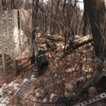Barjols évalue les dégâts des incendies dans le Var : routes et panneaux endommagés.