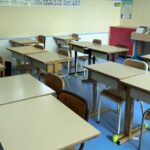 Périgueux met en place des brumisateurs et des toiles d&rsquo;ombrage pour rafraîchir ses écoles.
