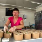 Séverine, sinistrée du Porge, présente son foodtruck au concert de soutien aux victimes d’incendies.