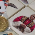 La venue du pape Léon XIV entraîne une hausse des réservations d&rsquo;hôtels à Paris et Lourdes.