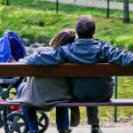 Congé de naissance : des parents soulignent des inégalités dans le dispositif en France.