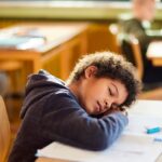 Rentrée : conseils pour réajuster son sommeil selon les experts en santé.