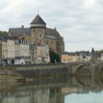 Sculptures insolites et bains-douches historiques à découvrir en Mayenne