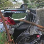Un automobiliste aide deux passantes à se protéger d&rsquo;un orage violent en France