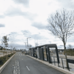 Un piéton gravement blessé après un accident de voiture à Nice, enquête en cours.
