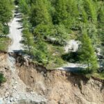 Orages et coulées de boue causent des destructions dans les Hautes-Alpes, routes et voitures bloquées.