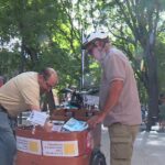 Distribution de livres gratuits et recrutement en intérim dans un quartier populaire