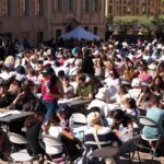 Près de 2000 participants à la plus grande dictée du monde animée par Dimitri Payet à Marseille.