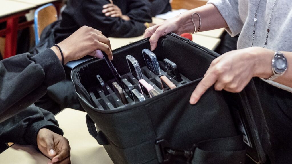 Arrêts maladie limités, interdiction du portable au lycée et nouvelle taxe sur les vêtements en France.