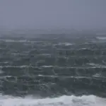 Naufrage d’un chalutier breton : deux marins disparus, recherches suspendues près de Plymouth.