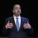 Daron Acemoğlu met en garde contre les risques de l&rsquo;IA sur l’emploi mondial.