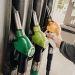 Le gouvernement reconduit les aides au carburant face à la hausse des prix.