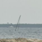 Naufrage d&rsquo;un voilier à Golfe-Juan : épave non balisée représente un danger pour la navigation.