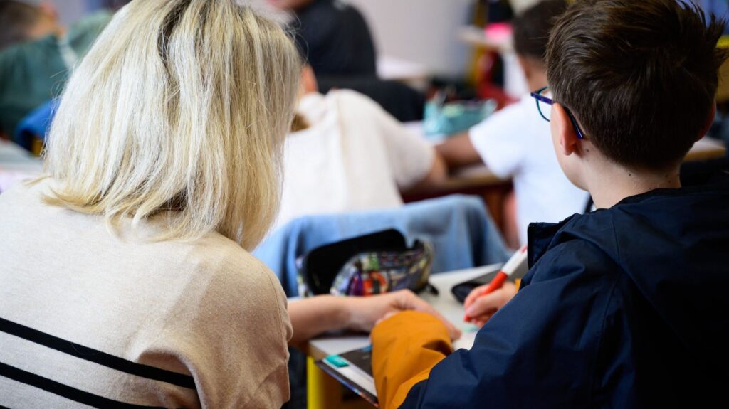 Des enfants de l’académie de Nantes reprennent l’école sans AESH, alerte un syndicat.