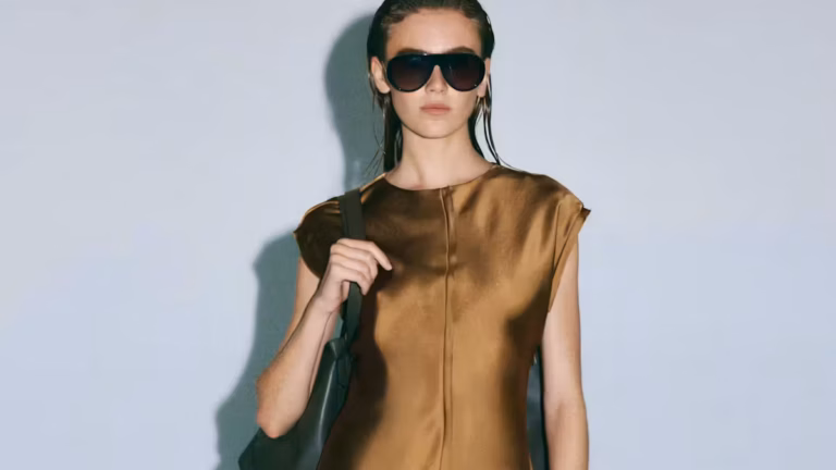 Satin et soie : distinctions essentielles dans l’industrie textile et leurs implications.