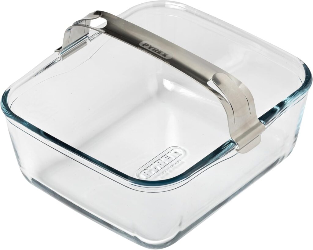PYREX présente un plat en verre pour friteuse à air de 20 x 18 cm avec poignée en acier inoxydable.