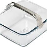 PYREX présente un plat en verre pour friteuse à air de 20 x 18 cm avec poignée en acier inoxydable.
