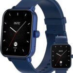 Digitec présente la Blue Square Smart Watch avec un bracelet en silicone bleu pour le suivi d’activités.
