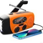 Radio portable solaire avec recharge de secours pour mobile et lumière LED intégrée.