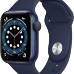 Apple Watch Series 6 (GPS, 40mm) : modèle refurbishé en aluminium bleu avec bracelet sport marine disponible.