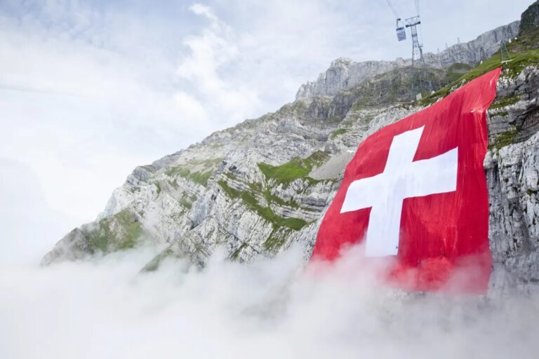 Le drapeau suisse, un symbole national, respecte la forme carrée selon la loi fédérale.