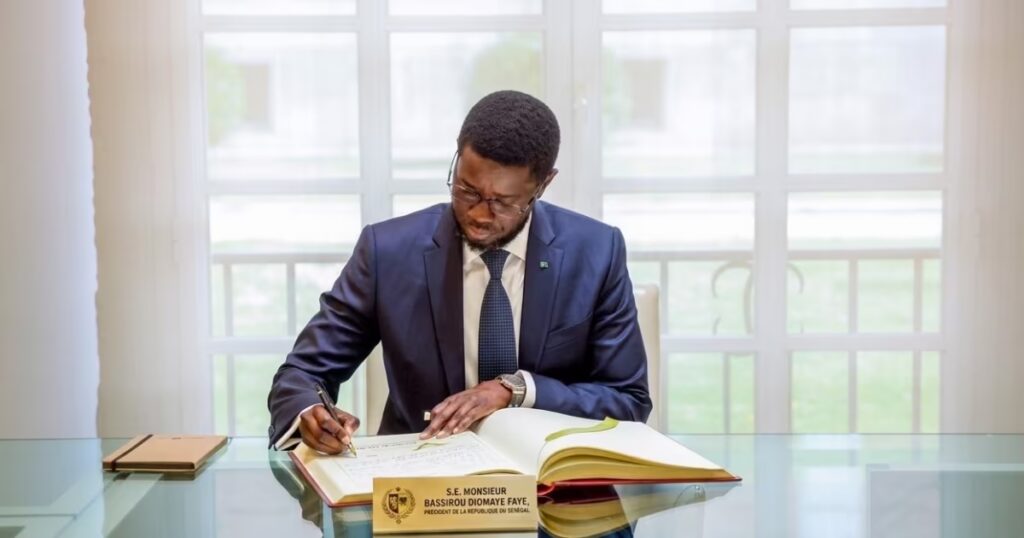 Sénégal : annonce de restructuration de la dette face à un risque de défaut de paiement.