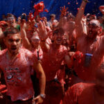 Des milliers de participants se rassemblent en Espagne pour La Tomatina.
