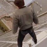 Jackie Chan réalise une scène d&rsquo;action périlleuse, rivalisant avec Tom Cruise au cinéma.