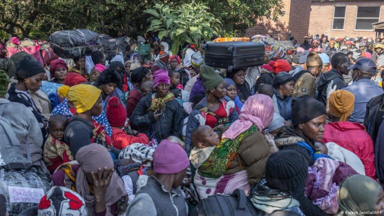 Violences dénoncées par Achille Mbembe : un constat alarmant sur la situation actuelle.